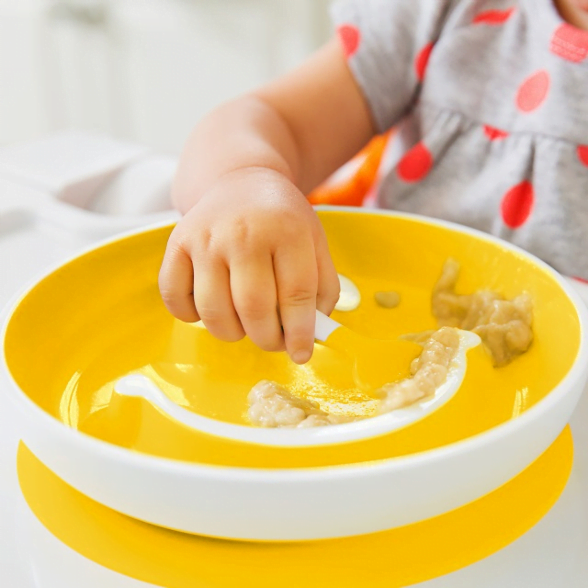 Munchkin Smile 'n Scoop Suction Training Plate and Spoon Set, Munchkin