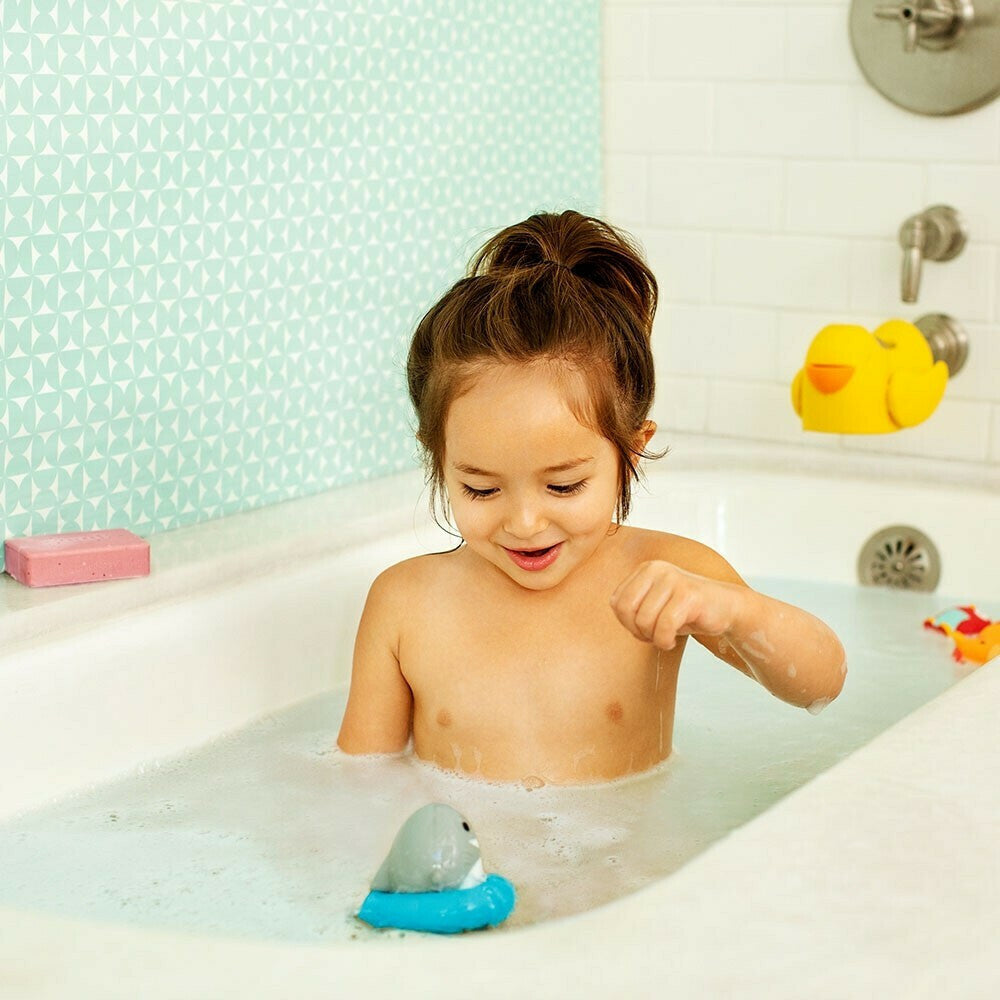 Munchkin Baby Sea Spinner Shark Wind Up Floating Bath Toy Munchkin